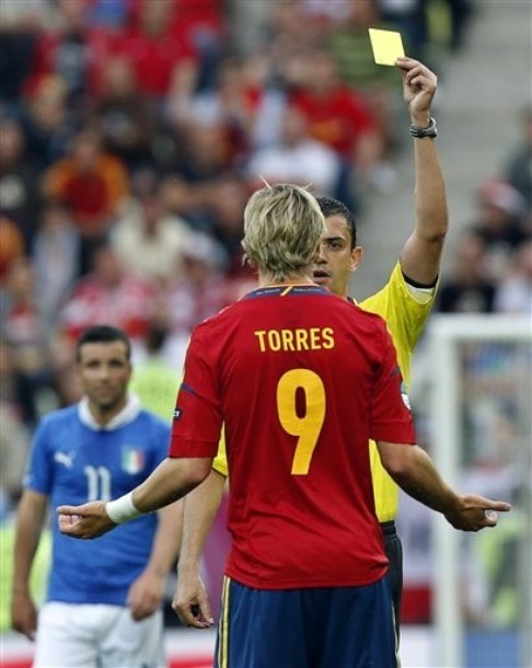 Không những thế Torres còn ăn thẻ vàng.